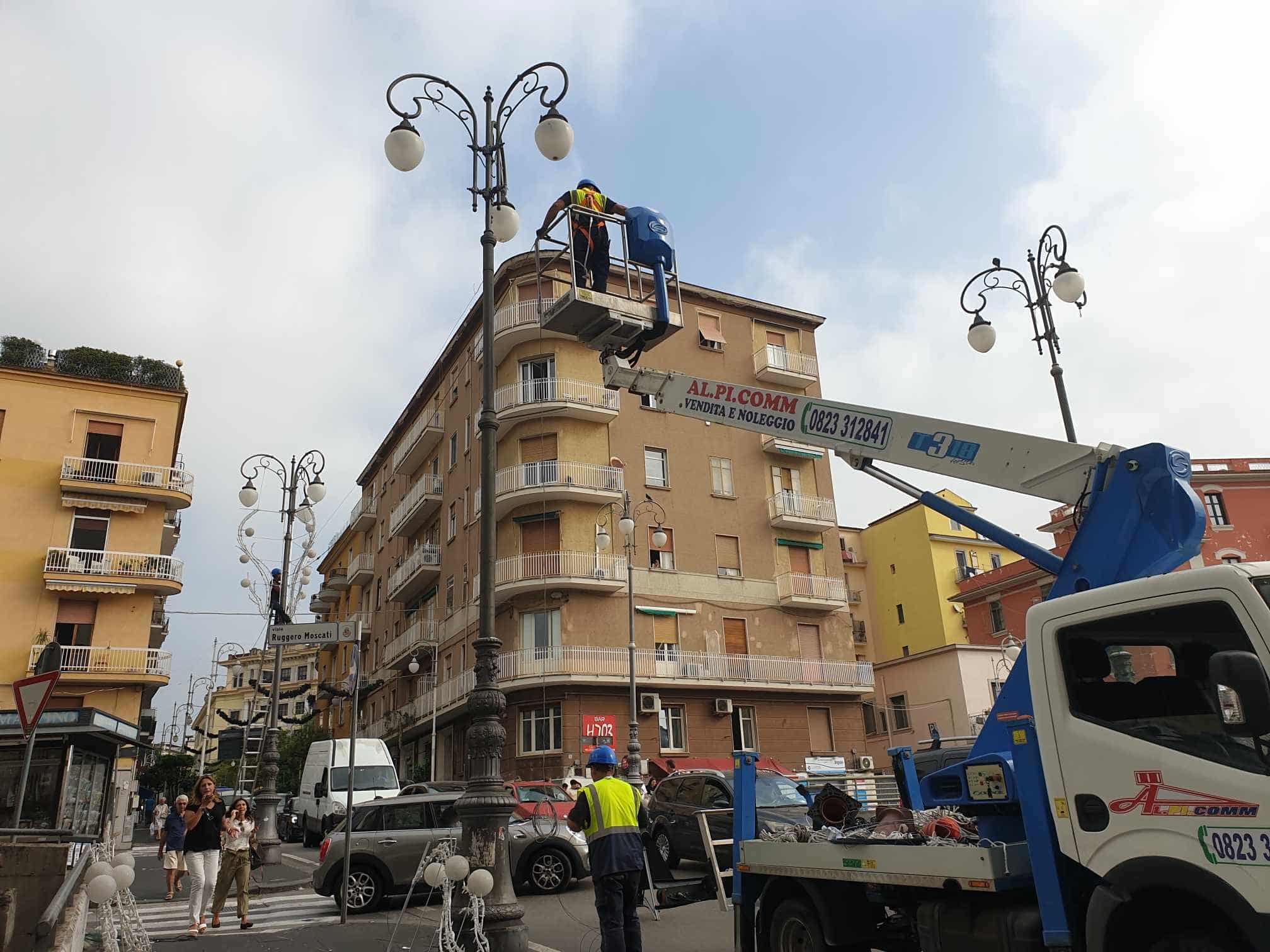 Continuano spedite le installazioni delle luminarie di Salerno per l’edizione 2023/2024