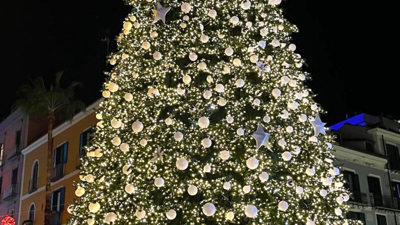 Luci d’Artista Salerno: accensione Albero di Natale il 6 dicembre 2024. Le luminarie si spegneranno il 2 febbraio 2025.