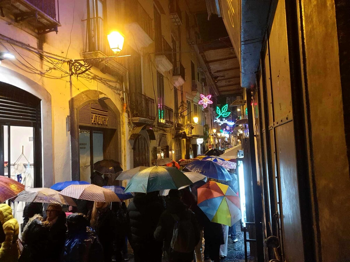 La Befana porta la pioggia a Salerno ma le Luci d’Artista non ne risentono