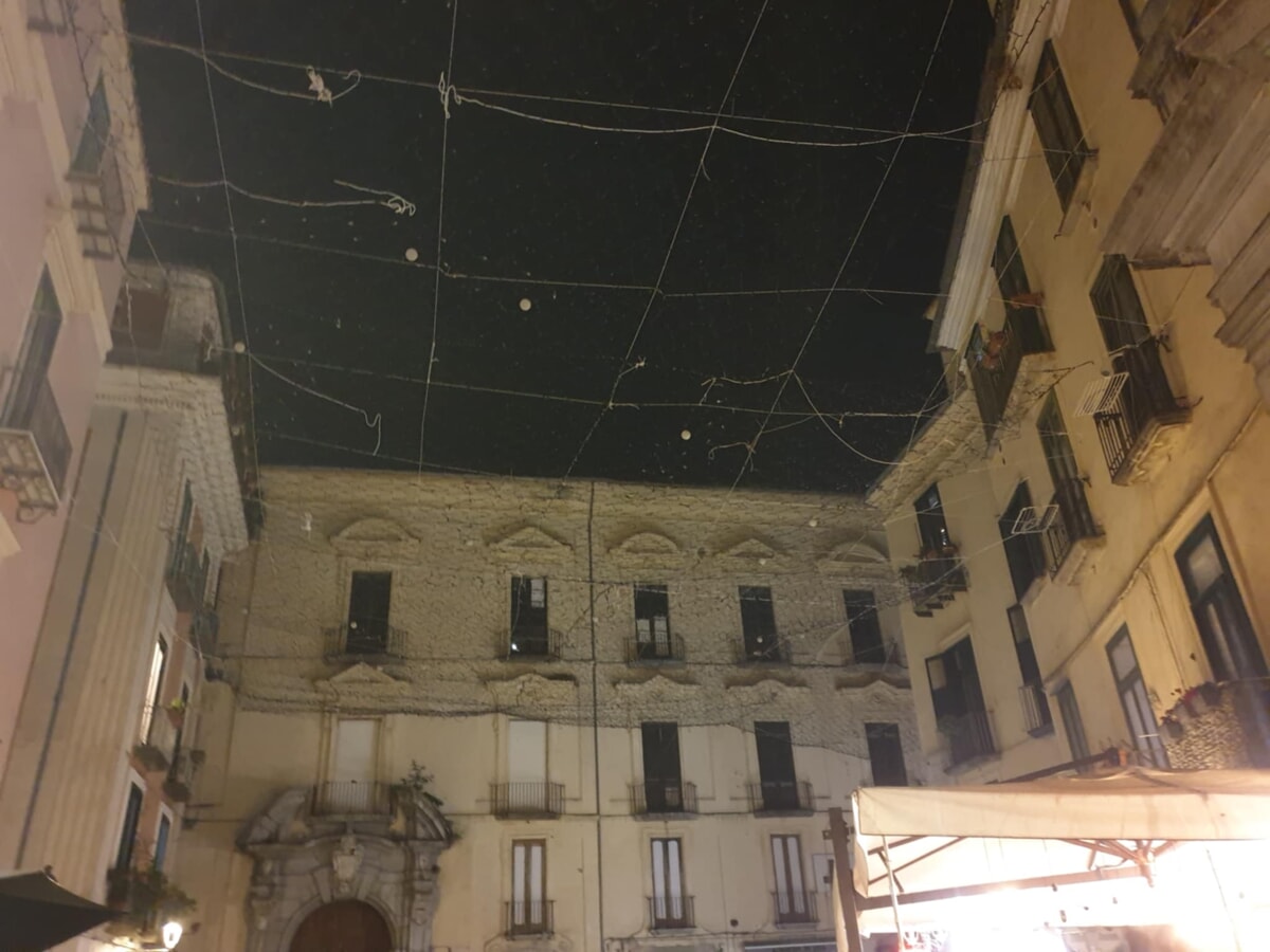 In piazza Sedile del Campo (Largo Campo) l’installazione della “Danza delle Meduse”