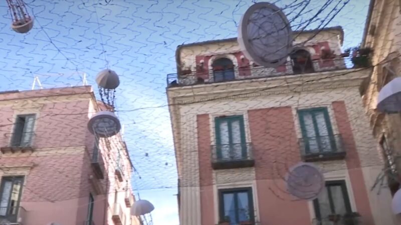 Nel centro storico di Salerno si lavora per l’installazione delle Luci d’Artista