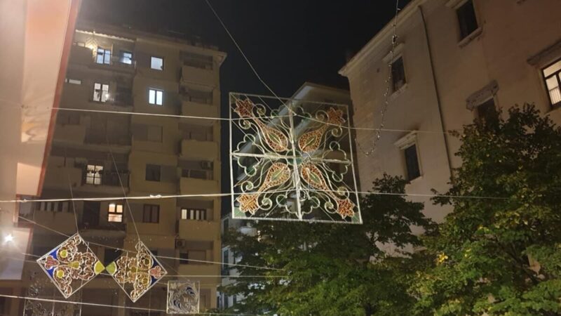 A Salerno continua il montaggio delle luminarie: nuovi corpi luminosi in Piazza Sant’Agostino e Largo Dogana Regia