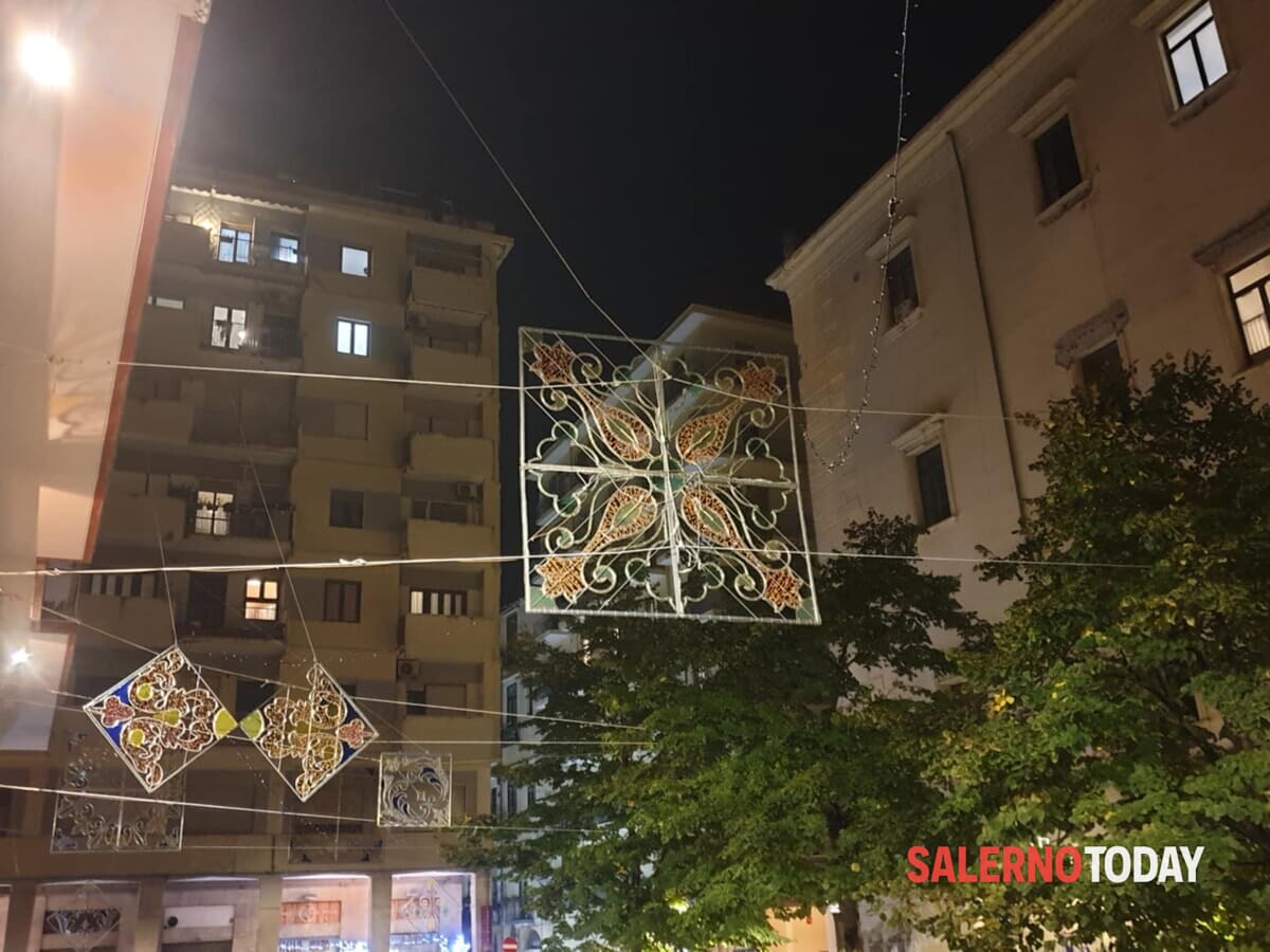 A Salerno continua il montaggio delle luminarie: nuovi corpi luminosi in Piazza Sant’Agostino e Largo Dogana Regia