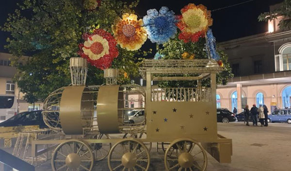 Deturpata la locomotiva dorata in piazza Vittorio Veneto