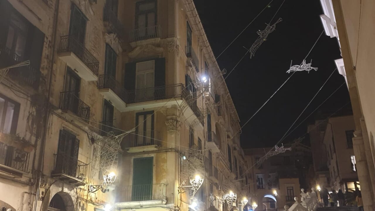 Nella zona del Duomo di Salerno installate le figure luminose degli Angeli