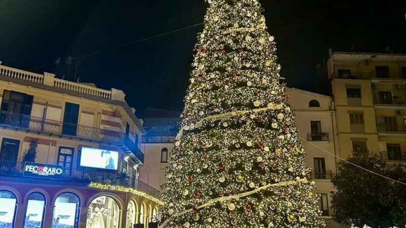 Acceso il maestoso Albero di Natale delle Luci d’Artista Salerno 2024