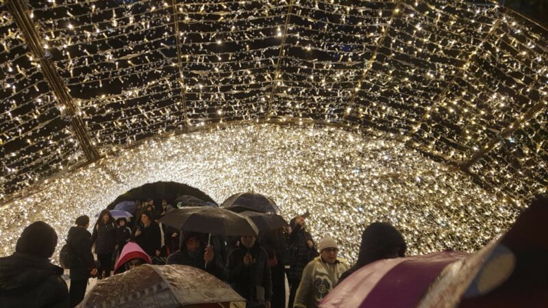 Turisti non scoraggiati dalla pioggia nel giorno dell’Immacolata