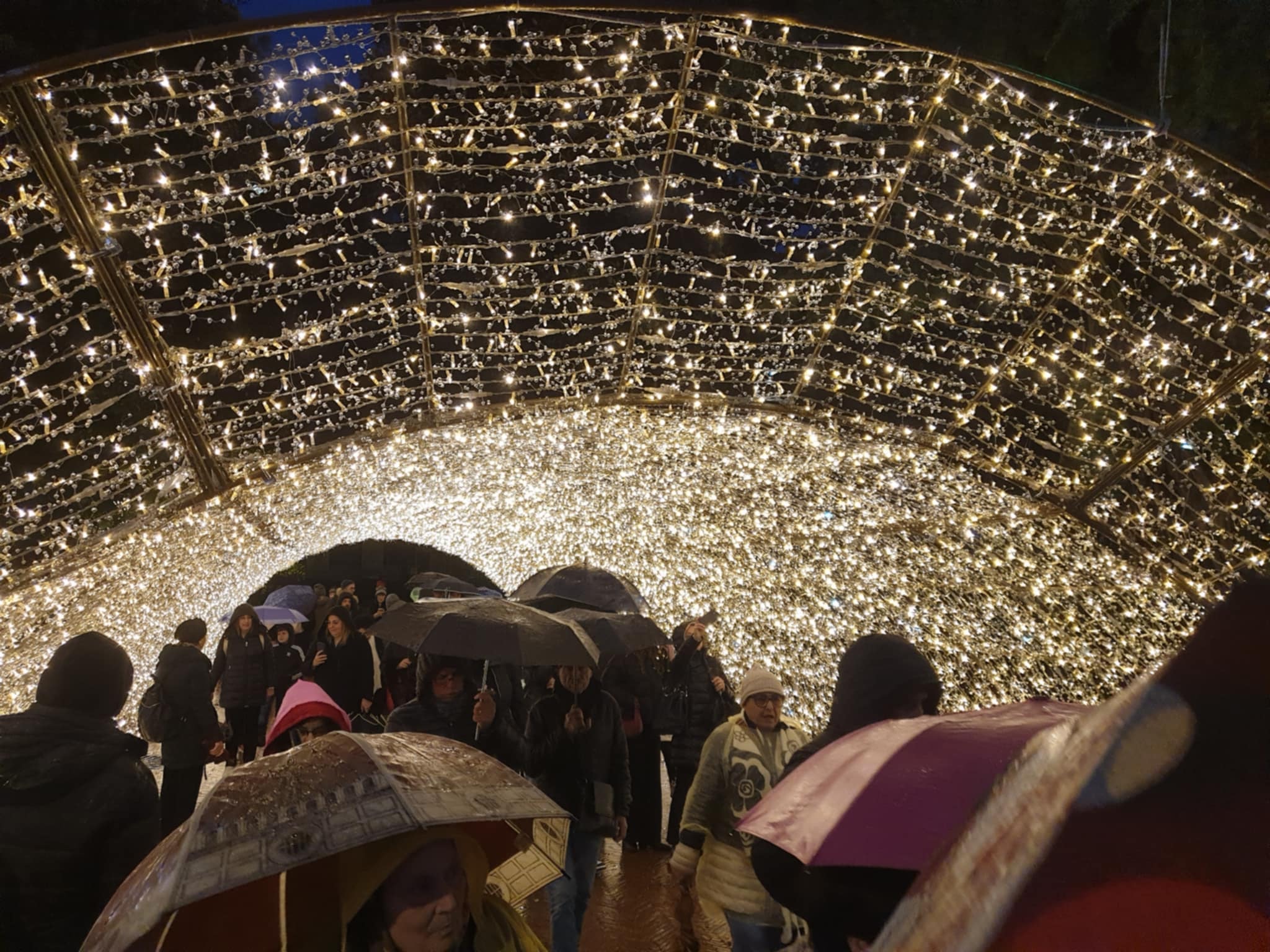 Turisti non scoraggiati dalla pioggia nel giorno dell’Immacolata