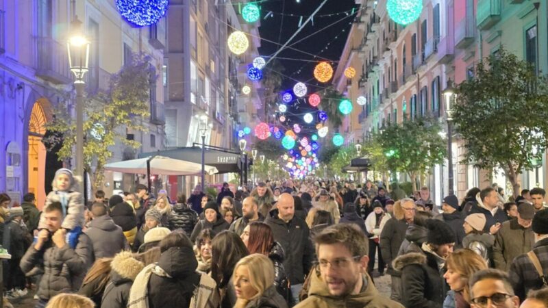 Quinto weekend Luci d’Artista Salerno 2024 folla di turisti per le strade della città