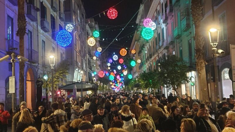 Anche il terzo weekend delle Luci d’Artista Salerno 2024/2025 con migliaia di turisti